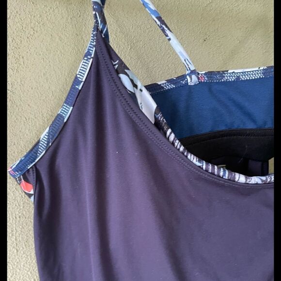 Gap Fit Workout Top Size Medium - Picture 3 of 7